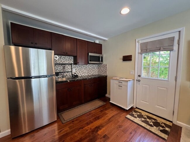 Building Photo - MOVE IN READY, partially furnished 1+1 w/a...