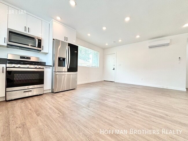 Building Photo - 1135 S Doheny Dr