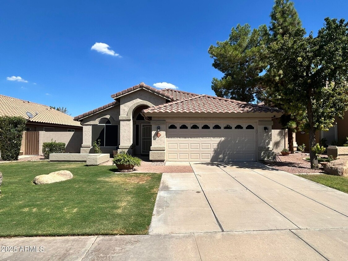Foto principal - 855 N Quail Ln