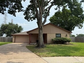 Building Photo - 702 Omega Cir