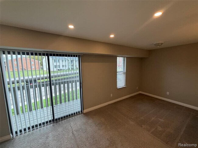 Foto del edificio - 32013 W 12 Mile Rd