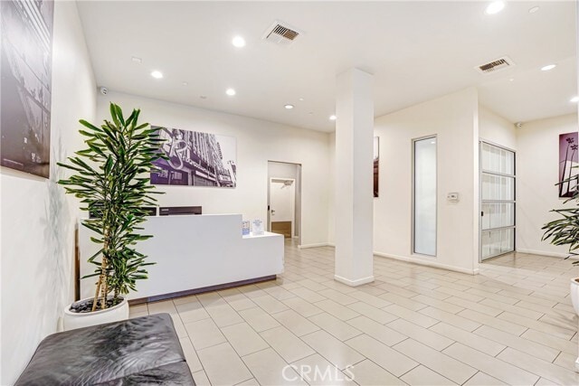 Building Photo - 630 W 6th St