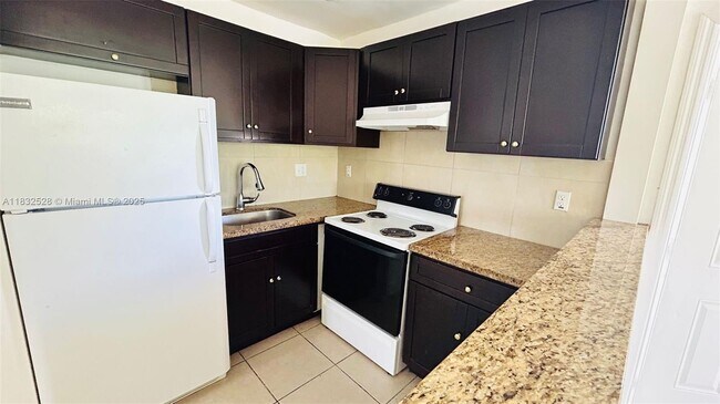 Foto del edificio - 2121 NE 168th St