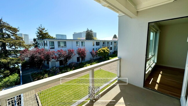 Building Photo - Entirely Remodeled Top-Floor Water-View Mo...