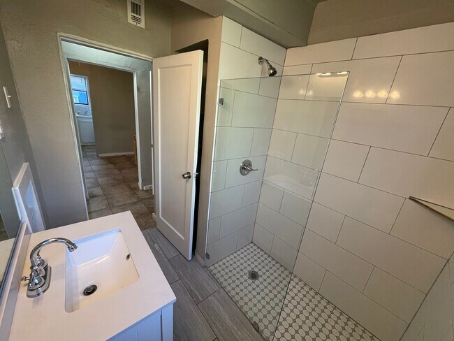 bathroom - 1410 Ashwood Rd