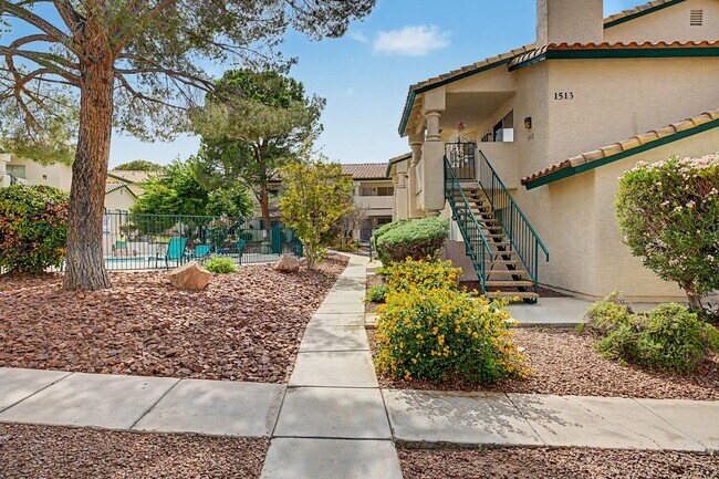 Foto del edificio - 2 Bedroom Condo just off Summerlin Pkwy w/ views of pool
