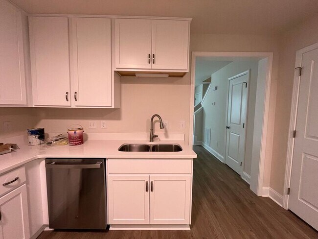 Building Photo - 212 N Peartree Ln
