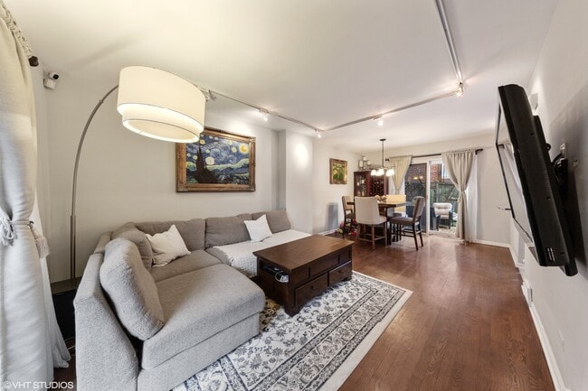 Building Photo - 603 W Dickens Ave