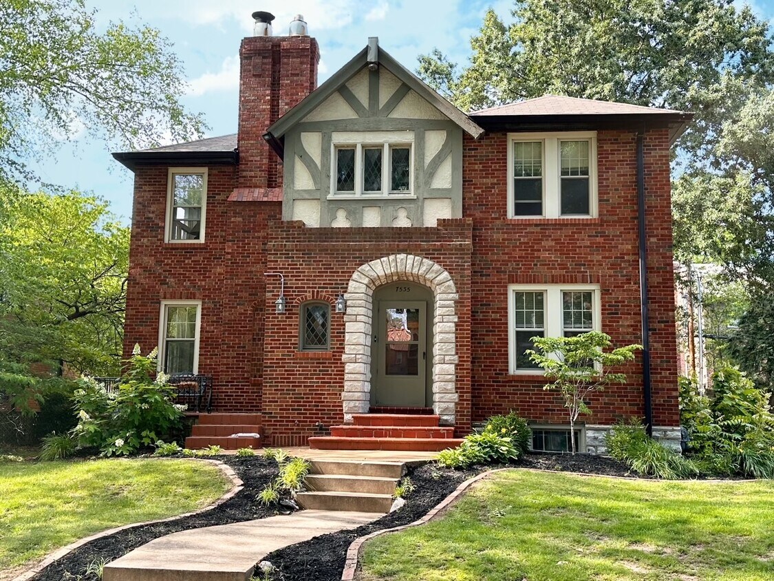 7535 York Dr Unit 1, Clayton, MO 63105 Apartments in Clayton, MO