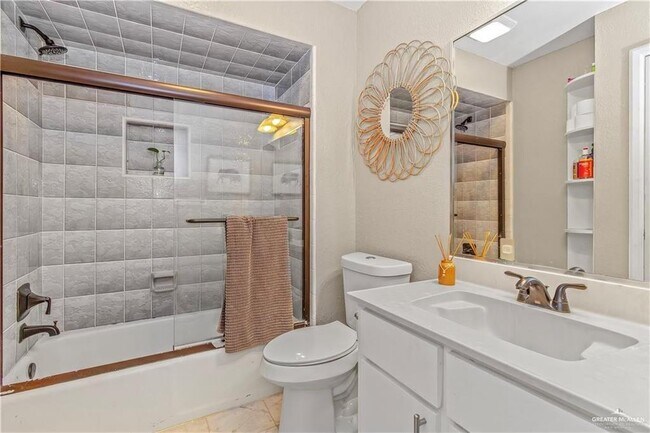 Foto del edificio - 9812 Las-Palmas Dr