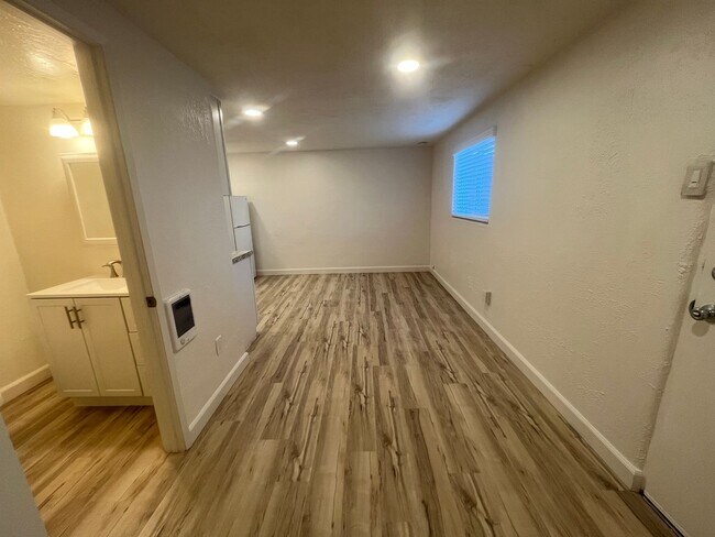 Foto del edificio - 735 Cornish Dr