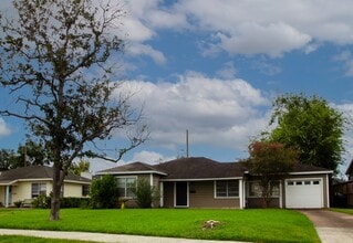Building Photo - 1347 Gardenia Dr