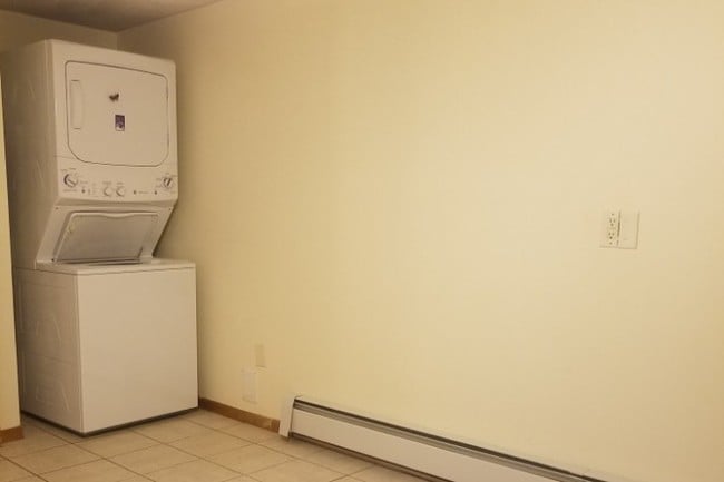 Washer & Dryer In Apartment - 121 Newman St