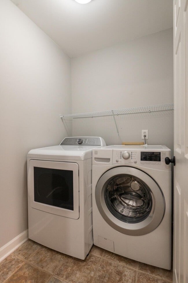 Foto del edificio - 315 McBrien Rd