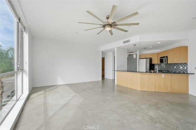 Foto del edificio - 285 W 6th St