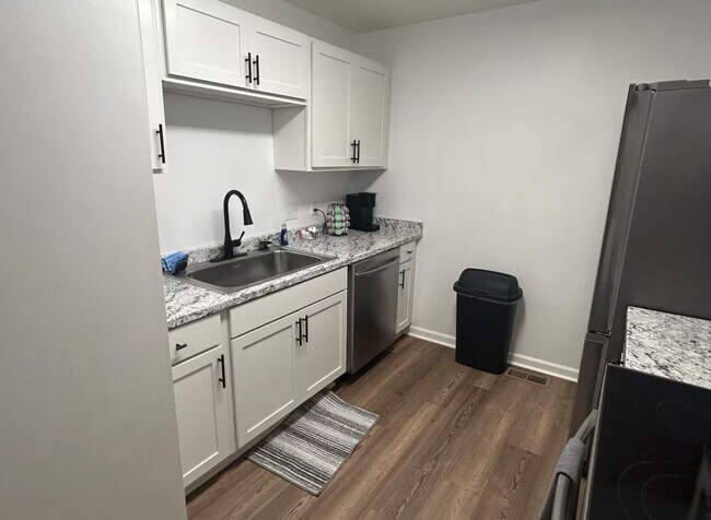 Foto del edificio - Room in Duplex on Albemarle Rd