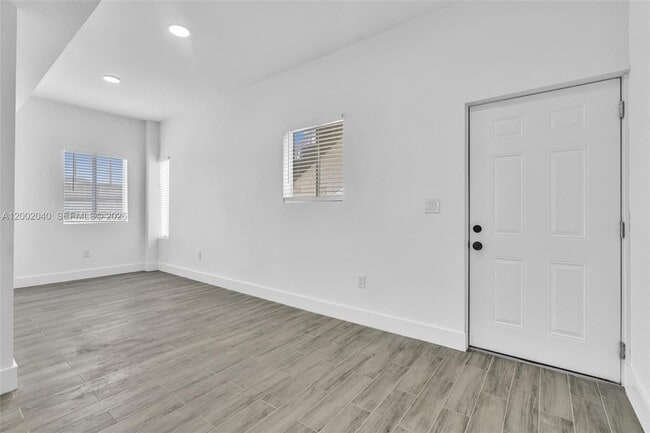 Foto del edificio - 584 NW 35th St