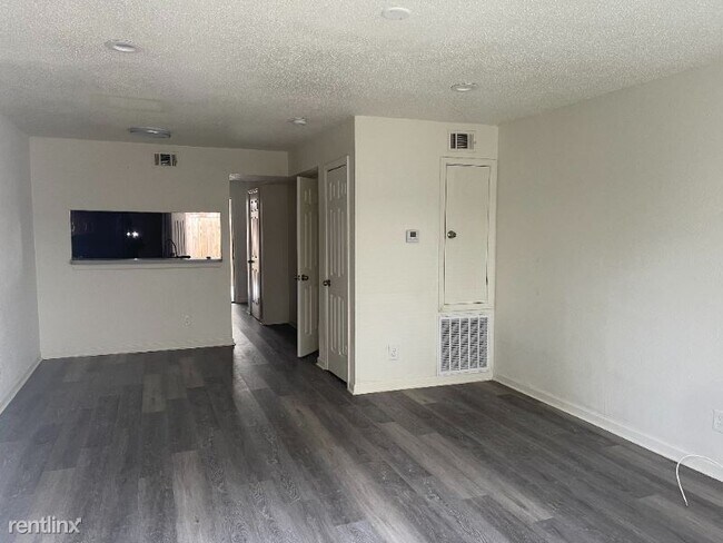 Building Photo - 2 br, 2 bath Townhome - 5947 Tullis Dr