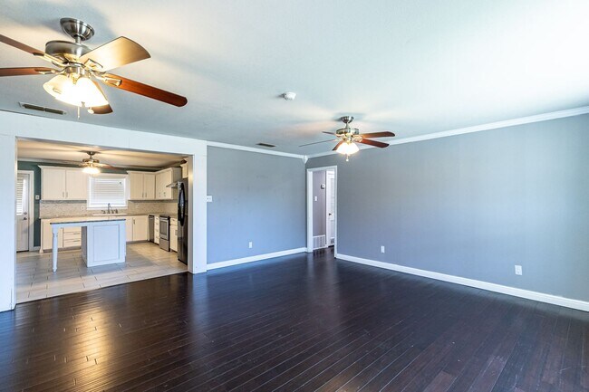 Building Photo - Cute 3 Bedroom