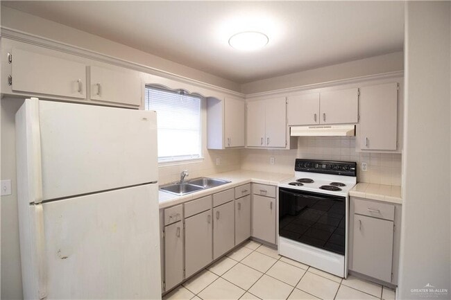 Building Photo - 10 Robin Ave