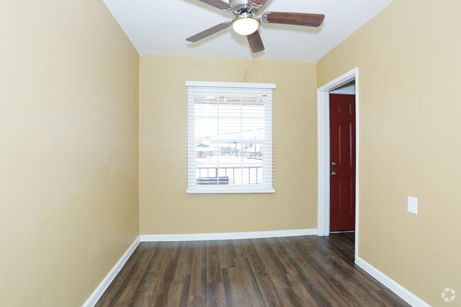 1BR, 1BA 650 SF Dining Room - Clark Maryland Apartments