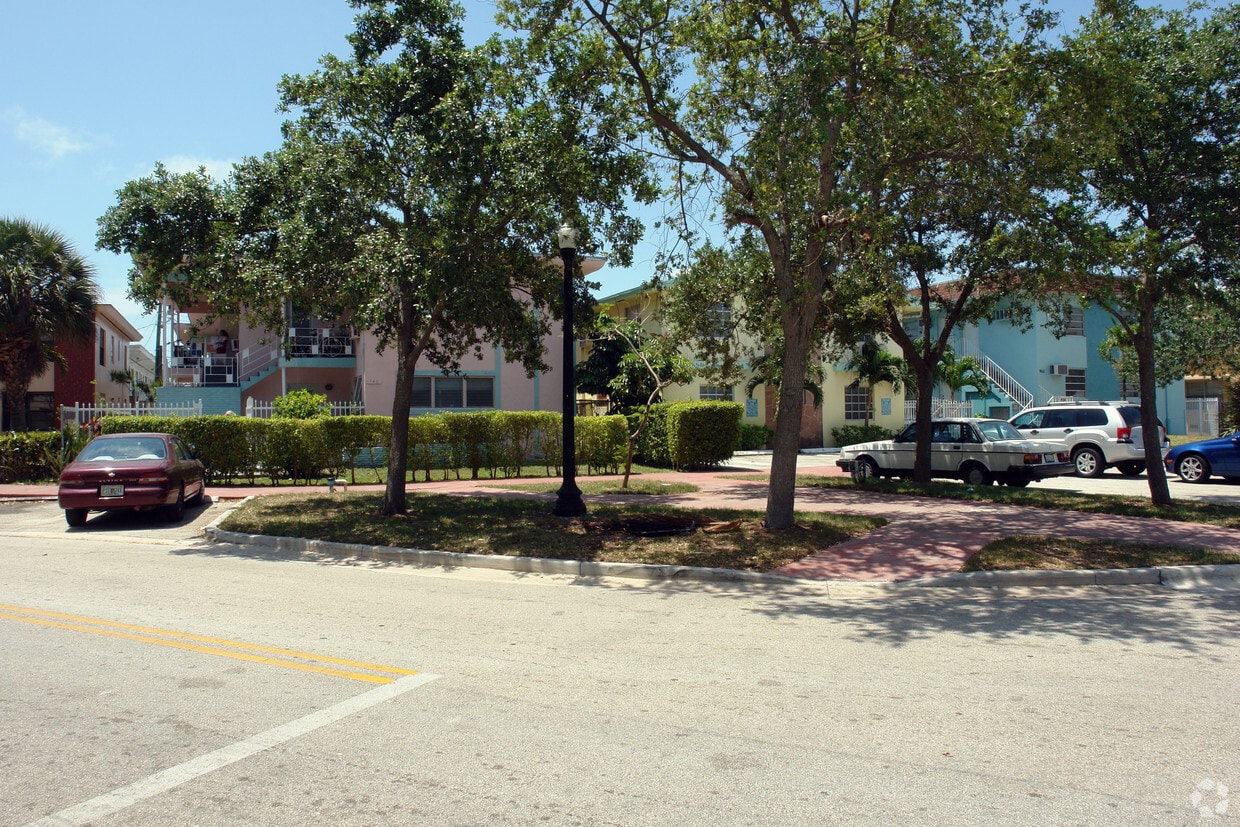 Building Photo - 940 Biarritz Dr