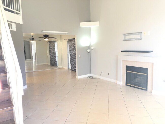 Foto del edificio - AMAZING 2 BEDROOM AND 2.5 BATHROOMS TOWNHO...