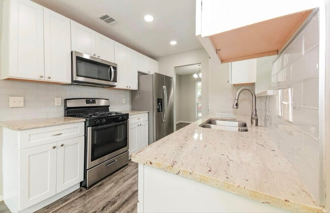 Building Photo - 611 Hanover Dr