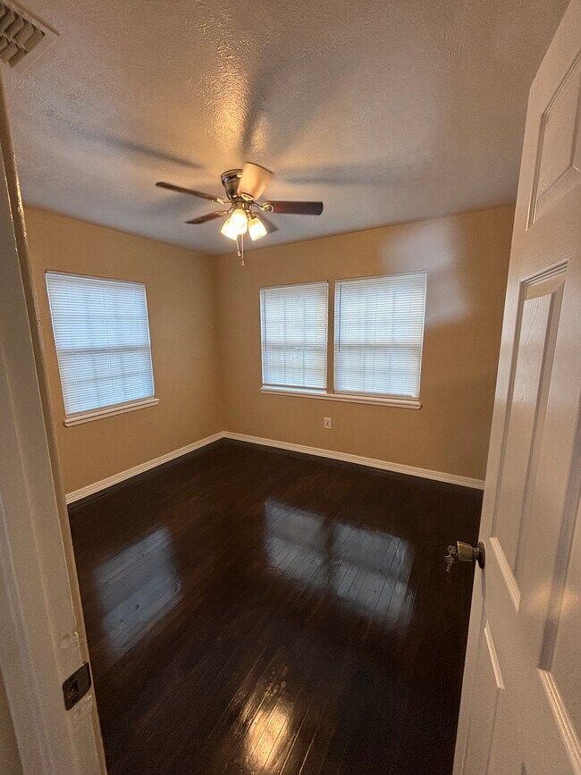 Cama 2 - 1313 Golfview St