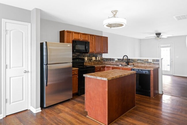 Building Photo - pdated 2BR/2.5BA Townhome with Private Fen...