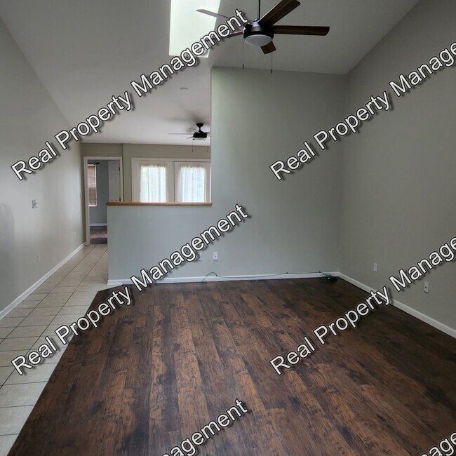 Foto del edificio - Three Bedroom Crown Point Duplex