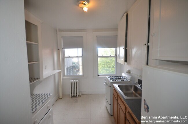 Building Photo - 1626 Comm.Ave Unit 12