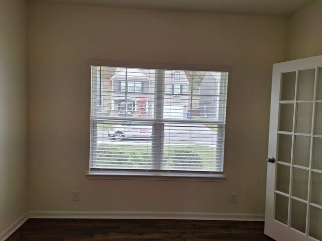 Building Photo - Stunning 3bd/2.5 bath with designer paint ...