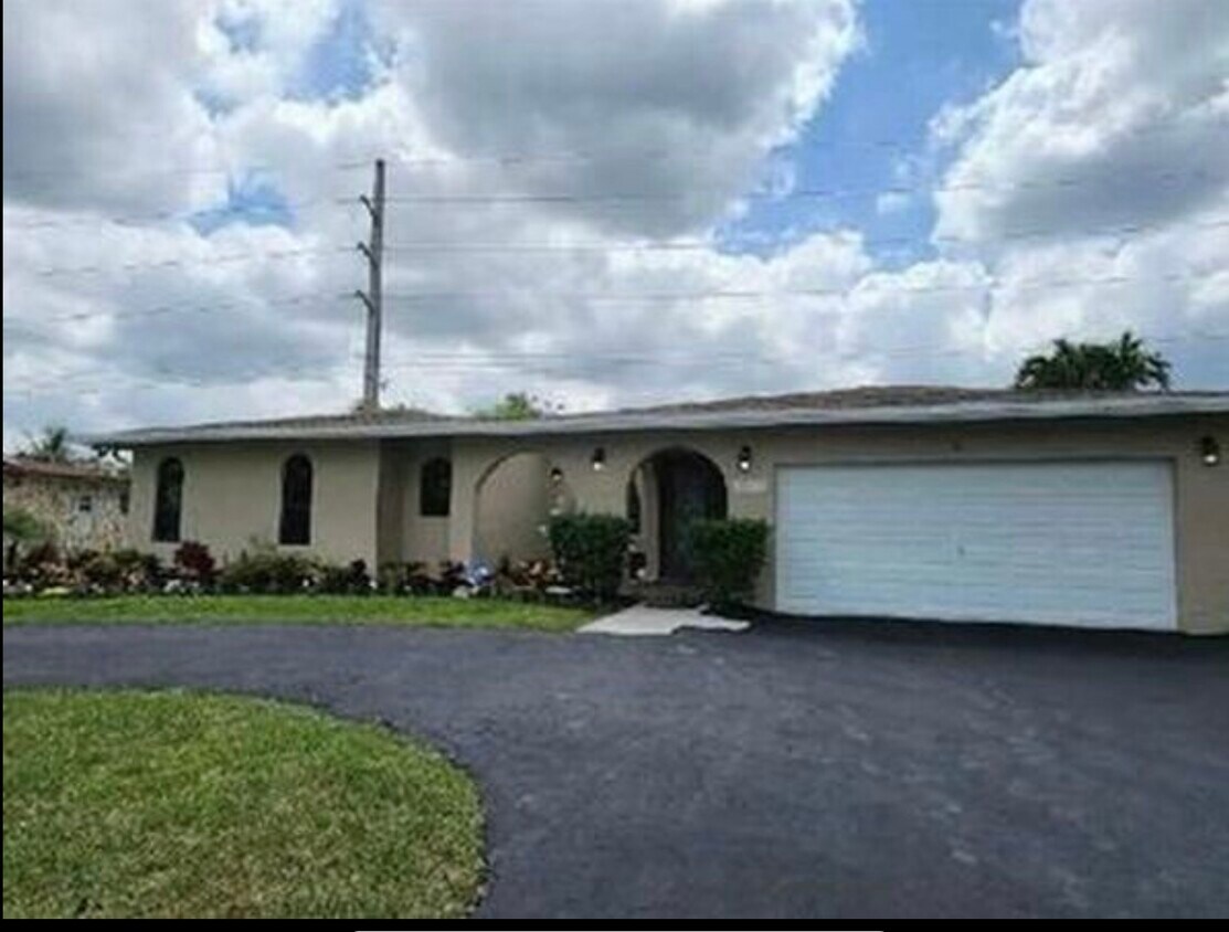 Foto principal - 1010 NW 76th Ave