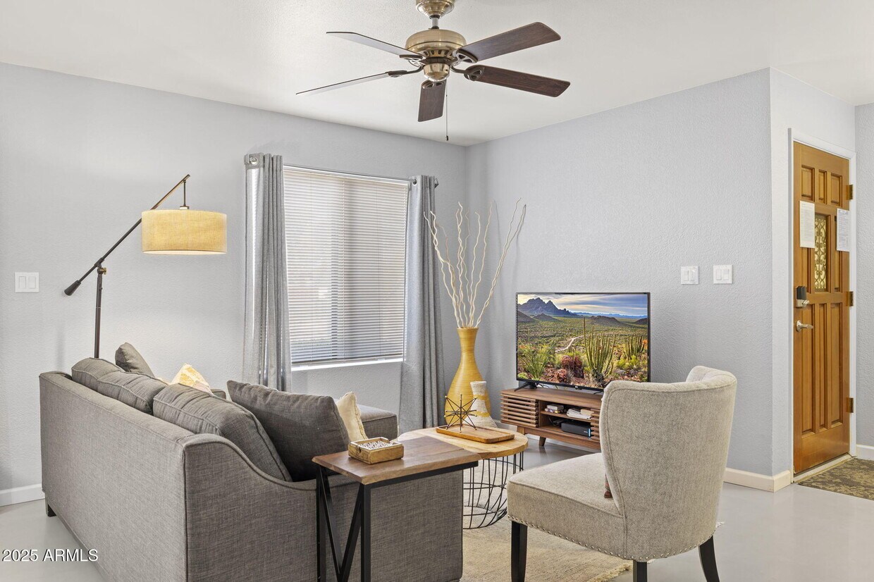 Foto principal - 3102 E Clarendon Ave