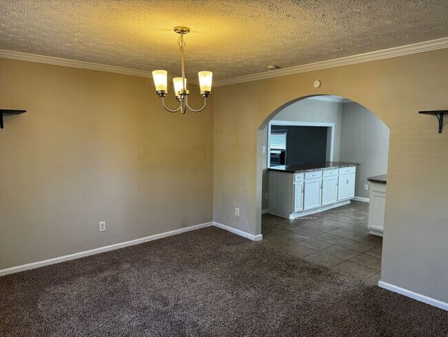 Building Photo - 3 bedroom 2 bath ranch in Fayetteville