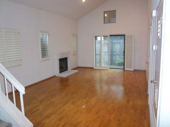Foto del edificio - This amazing 2/3 with Den condo won't last!