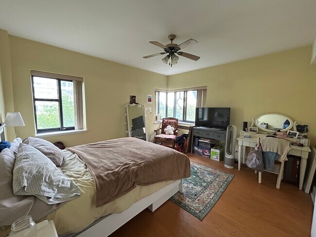 Foto del edificio - 5056 N Marine Dr