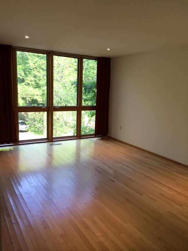 Building Photo - Welcome Home to Your Dream House in Glendale!