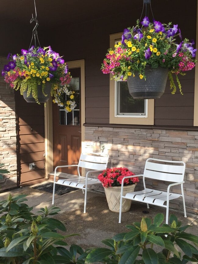 Building Photo - Bright and Spacious end unit townhouse wit...