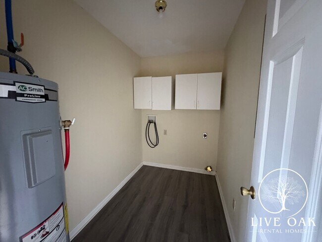 Foto del edificio - RATE DROP ALERT (was $1900/month) and MOVE-IN SPECIAL: $500.00 OFF 1st MONTH'S RENT!**