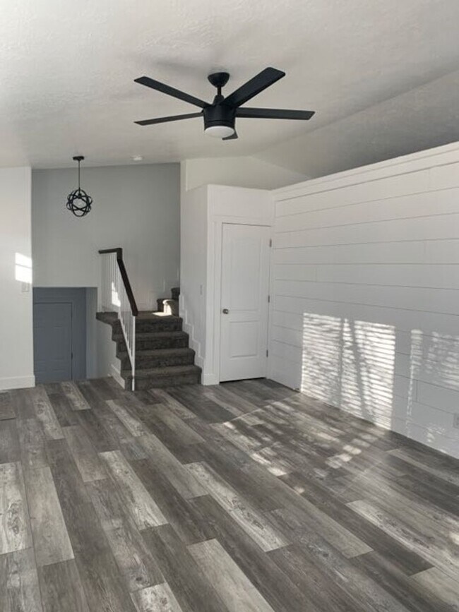 Foto del edificio - 4 Bedroom Home In Bloomington With RV Parking