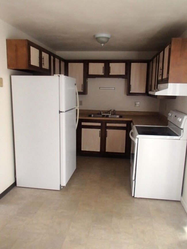 Building Photo - Two Bedroom, One and Half Bathroom Townhom...