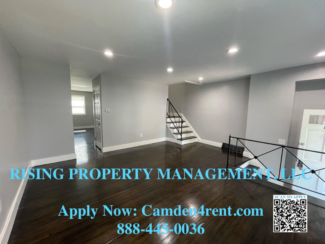 Primary Photo - Renovated 5 Bedroom 2.5 Bathroom home in t...