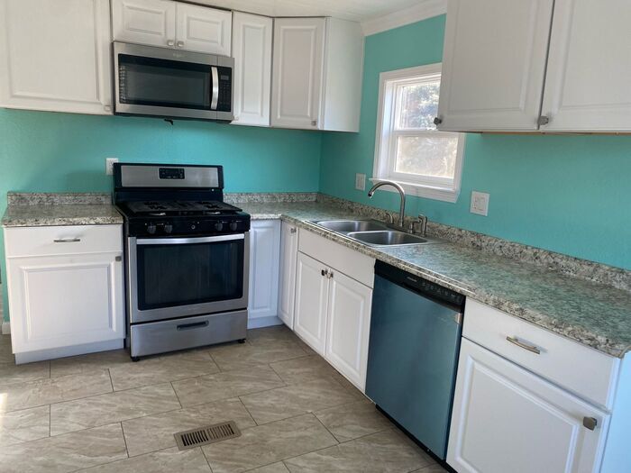 Primary Photo - 2 Bedroom Remodeled Home in Sun Valley