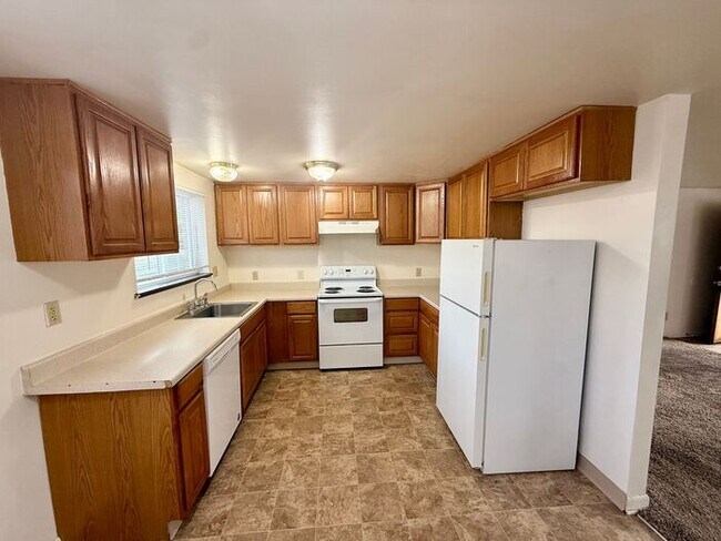 Building Photo - Move in specials - 1st month free. Flexible lease terms are available - 2 Bed, 1 Bath Apartment. ...
