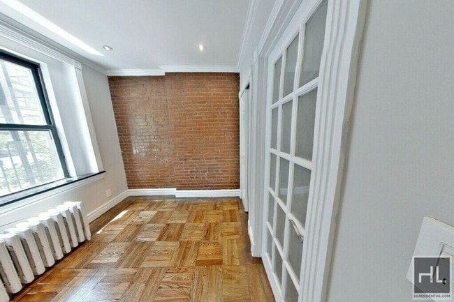 Building Photo - Murray Hill – No Fee + Roof Deck, Renovate...