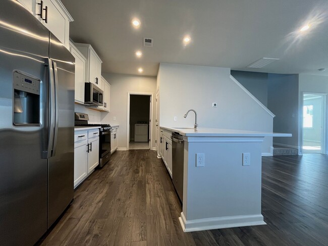 Building Photo - New 4/3 Townhome Available Now