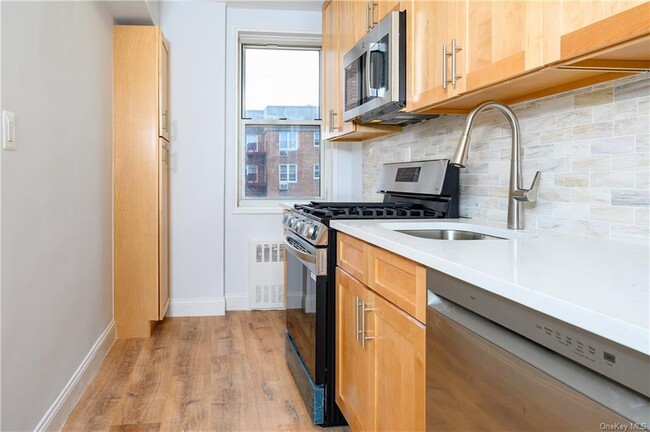Building Photo - 3 Sadore Ln
