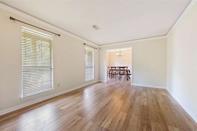 Building Photo - 910 N Wilcrest Dr